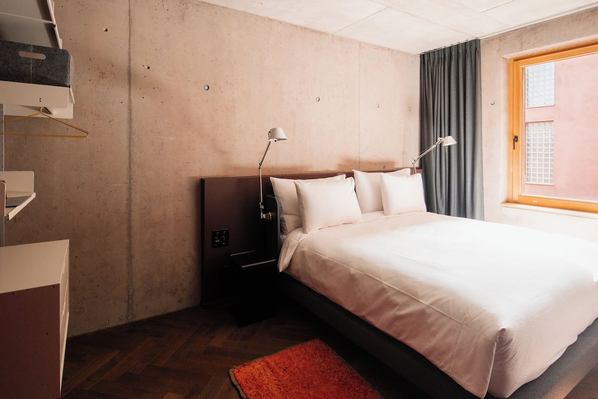 1 slaapkamer, een kluis op de kamer, verduisterende gordijnen