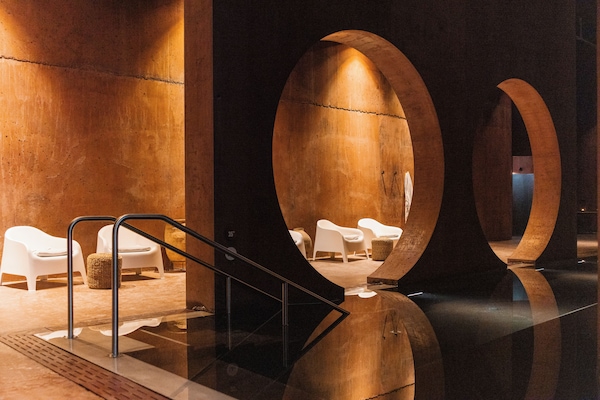 Hot springs/mineral springs, sports massages, massages