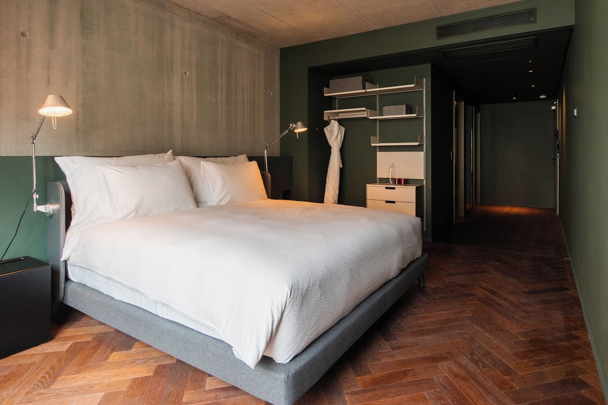 780 hL Room with Bathtub | 1 bilik tidur, peralatan tempat tidur premium