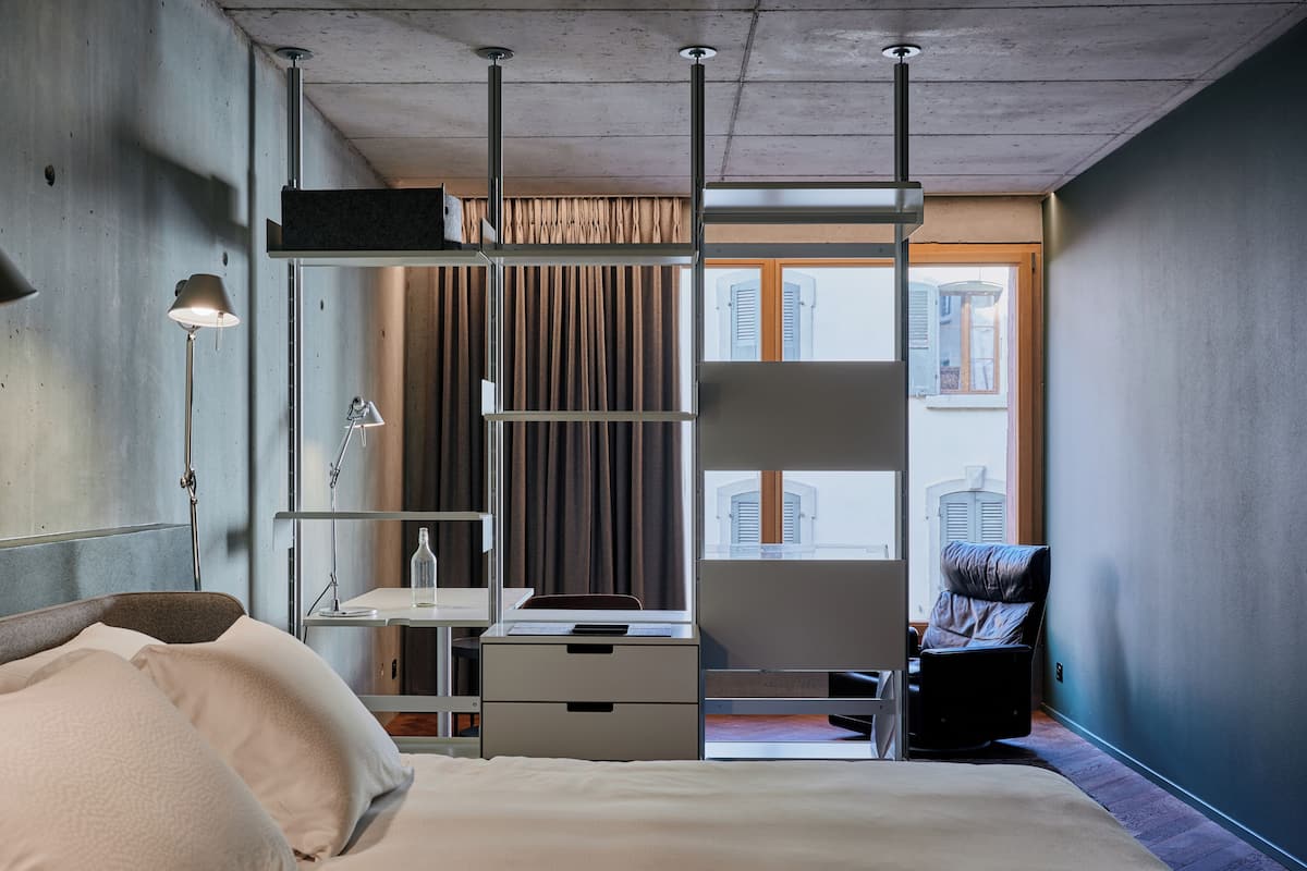 1 slaapkamer, een kluis op de kamer, verduisterende gordijnen