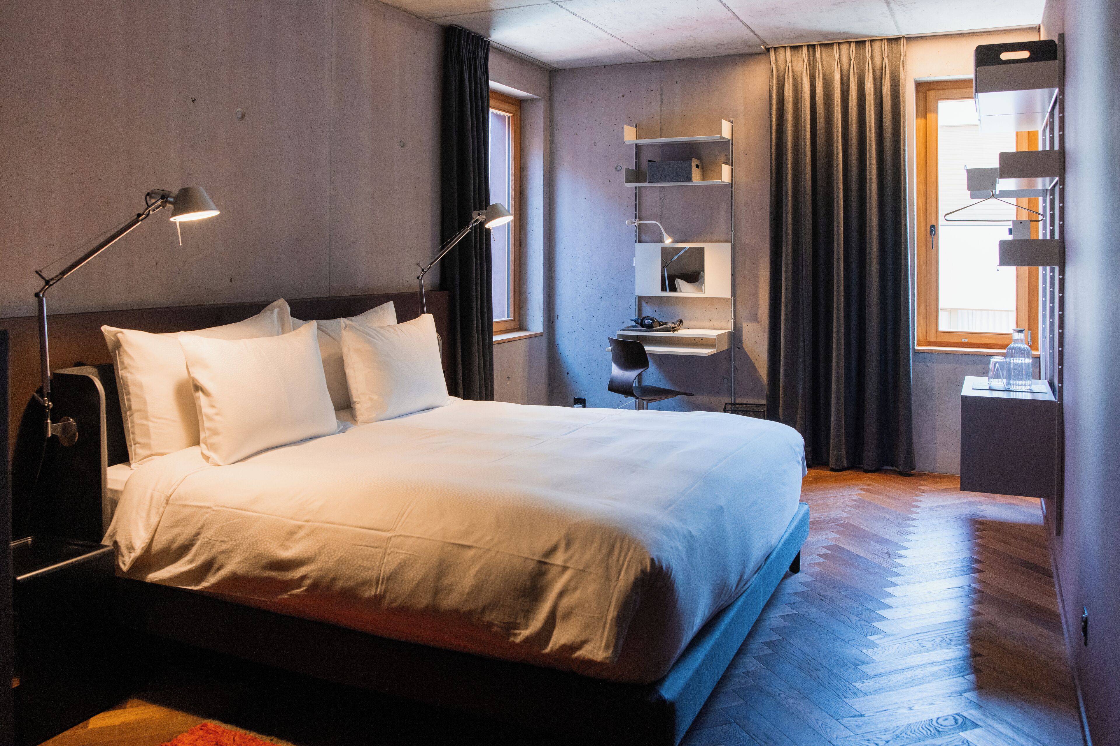 Luxe beddengoed, verduisterende gordijnen, geluiddichte muren