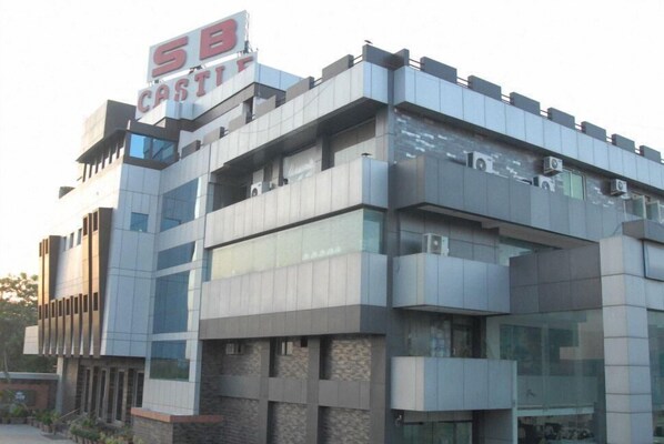 A modern hotel with a sign reading "SB CASTLY".