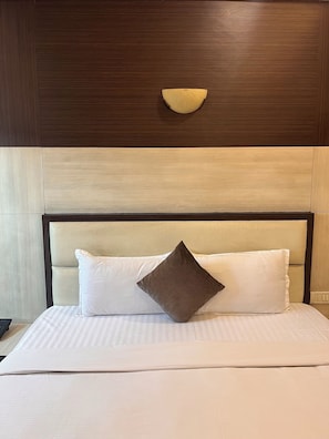 Habitación doble ejecutiva, 1 cama King size | Ropa de cama de alta calidad y escritorio 