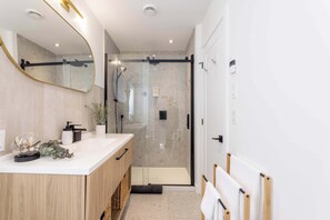 Shower, hair dryer, towels