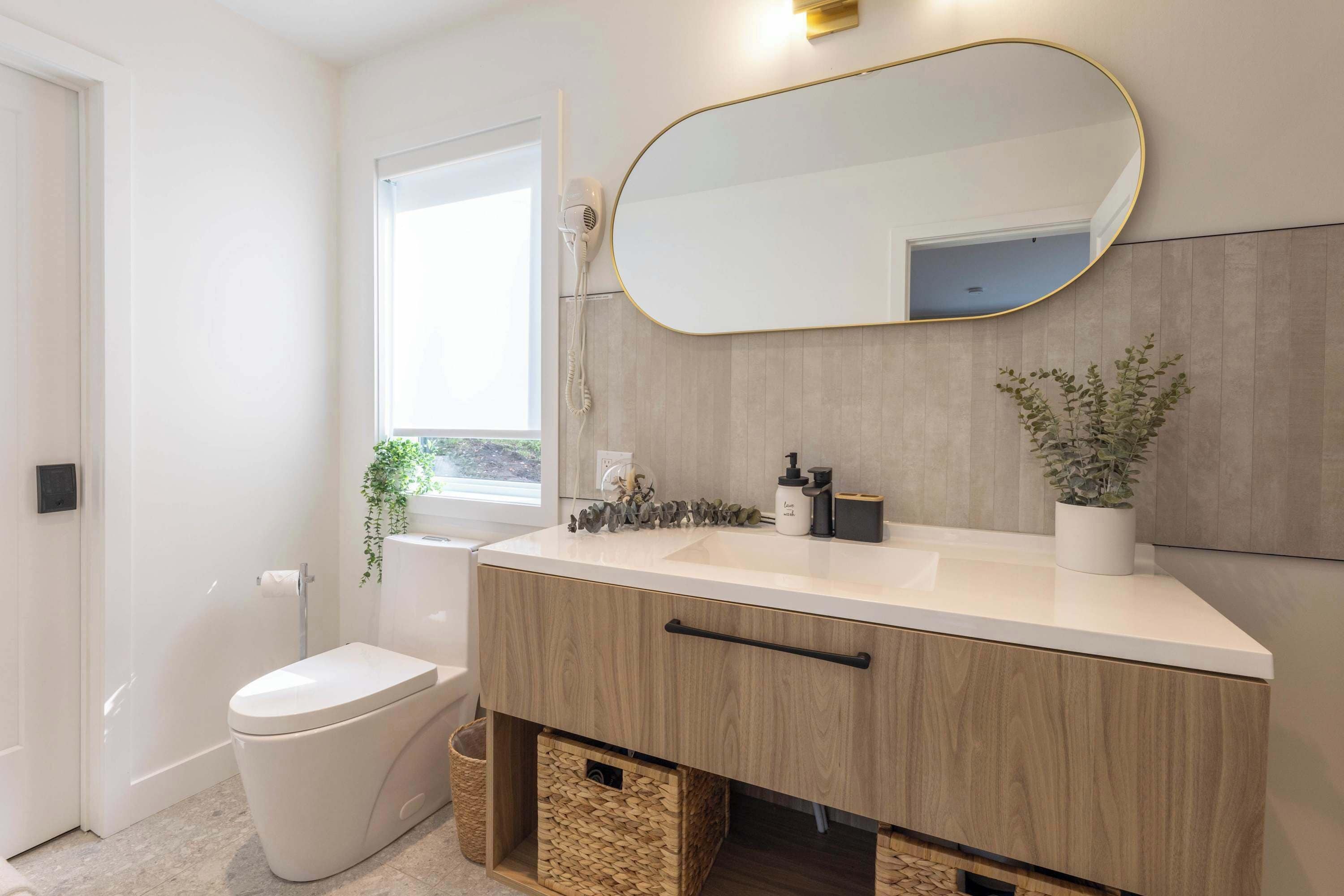 Douche, sèche-cheveux, serviettes fournies