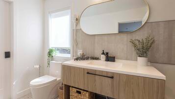 Douche, sĂšche-cheveux, serviettes fournies