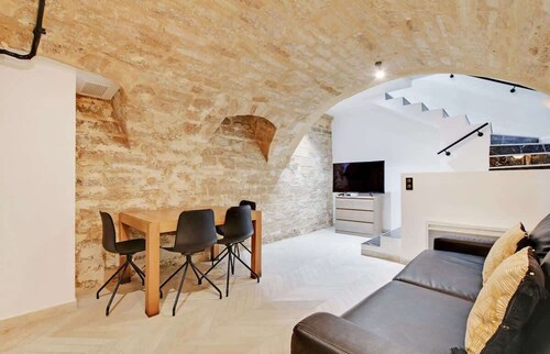 An Atypical 1-BR in Place Vendôme Tuileries
