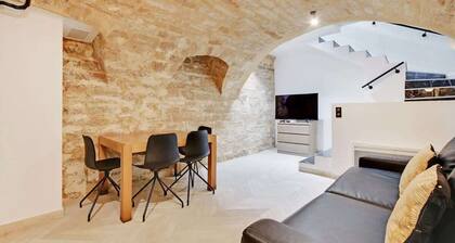 An Atypical 1-BR in Place Vendôme Tuileries
