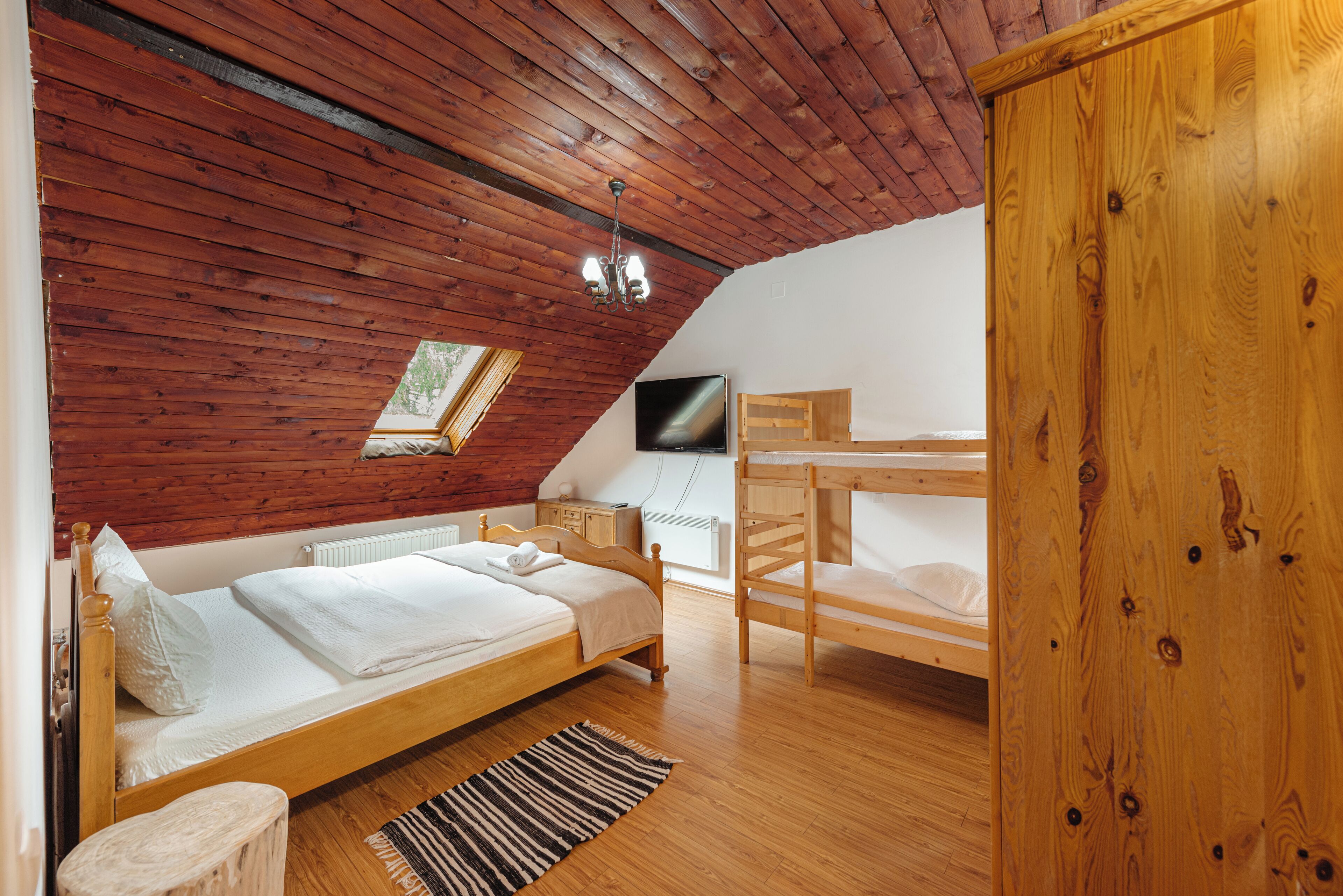 5 bedrooms, WiFi, bed sheets