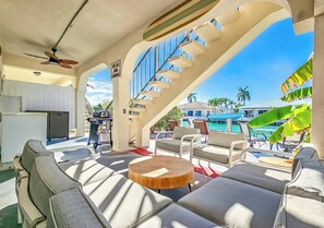 Outdoor dining - The Mellow Mango  Relaxing 2BR Getaway with Hot Tub, Dock & Cabana Club Access in Key Colony Beach (Key Colony Beach)