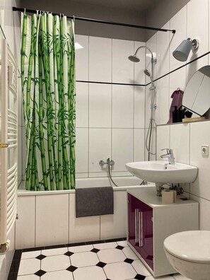 Hair dryer, towels, soap, shampoo - Charming 1-bedroom apartment in delightful Berlin with WiFi and workstation (Berlin)