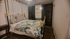 A bedroom with a bed, a ceiling fan, a nightstand, and a wardrobe. - Private cabin on 5 acres with WiFi, AC & pet friendly  (Curra)