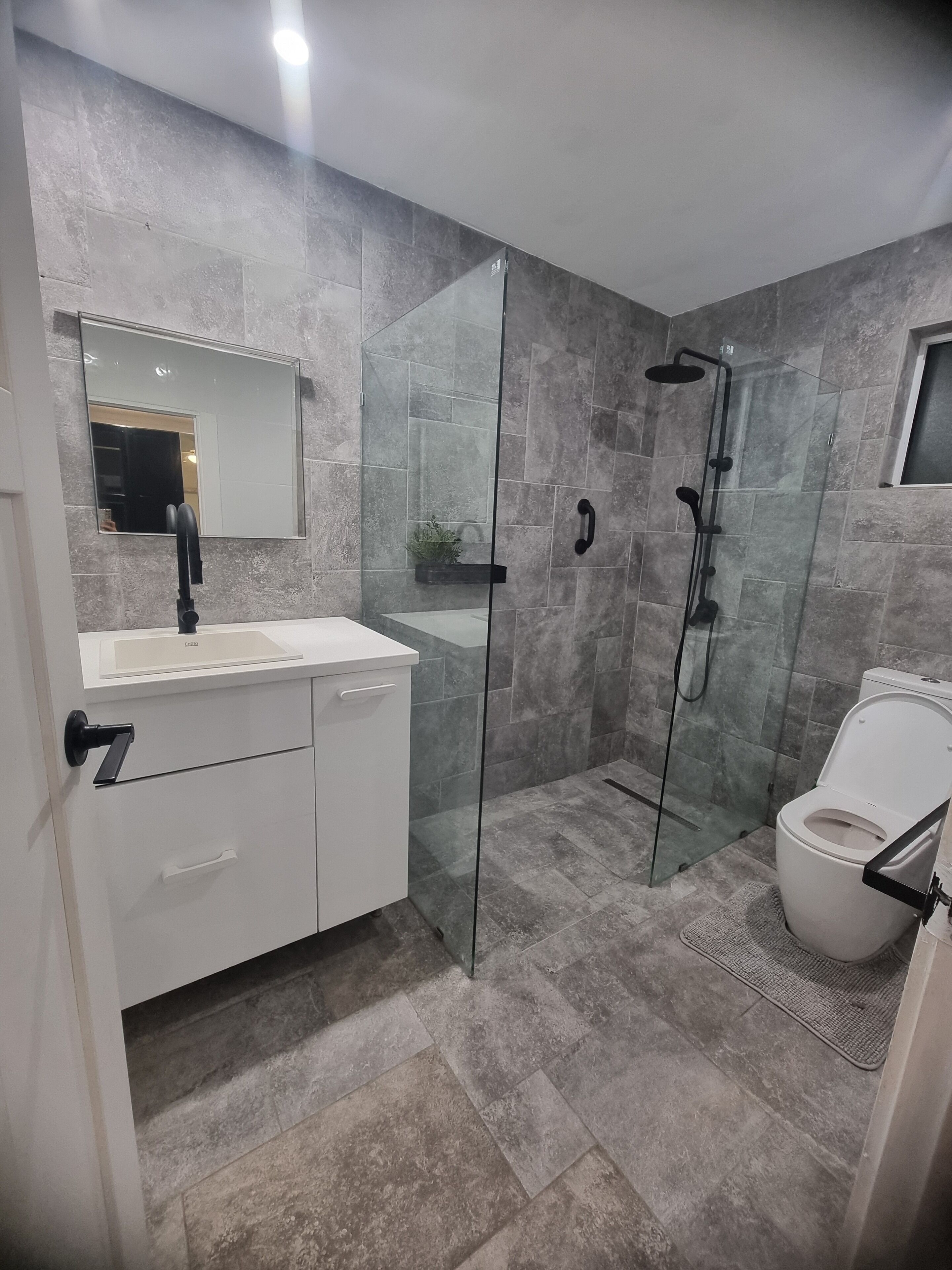 Asciugamani, sapone, carta igienica