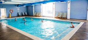 Chalet | Pool - Charming Chalet Nestled in Heart of Clarach Bay (Aberystwyth)