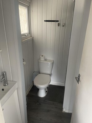Chalet | Bathroom - Charming Chalet Nestled in Heart of Clarach Bay (Aberystwyth)
