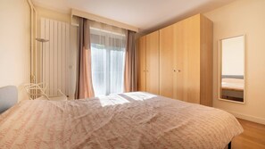 2 slaapkamers, een strijkplank/strijkijzer, internet, beddengoed