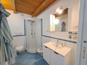 Hårføner og håndklær