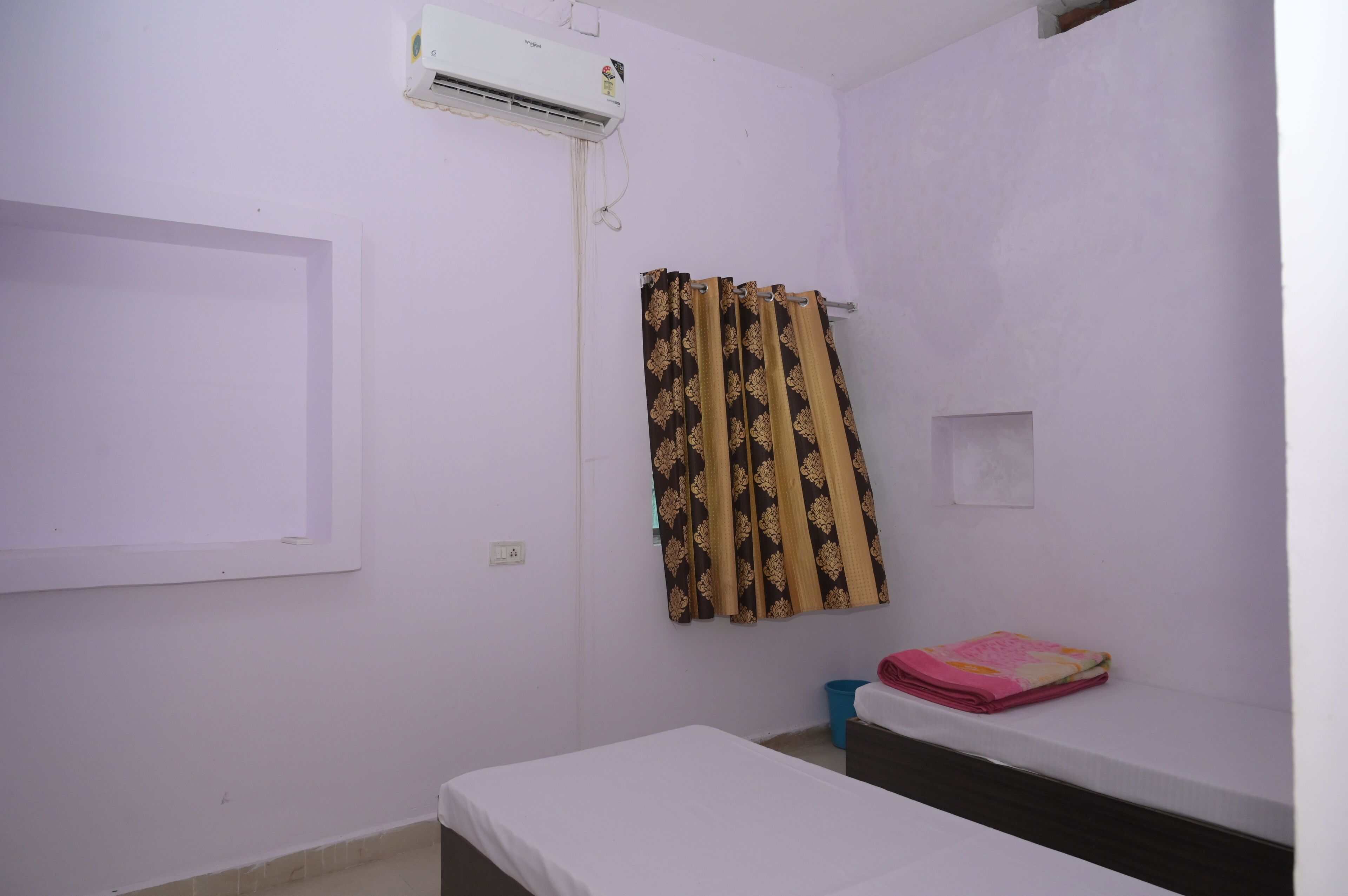 Habitación básica con 2 camas individuales | Espacio para trabajar con laptop y wifi gratis 