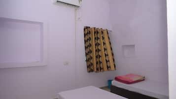 Basic Twin Room | Laptop workspace, free WiFi