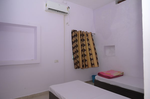 Basic Twin Room | Laptop workspace, free WiFi