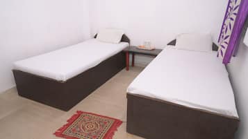 Habitación básica con 2 camas individuales | Espacio para trabajar con un portátil y wifi gratis