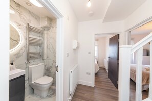 Combined shower/tub, deep soaking tub, towels - Entire Reading Flat RG1 (Reading)