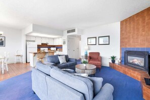 TV, fireplace, DVD player, offices - Sand & Sea (100) Retreat  - Stunning Beachfront on the Prom 2BR (Seaside)