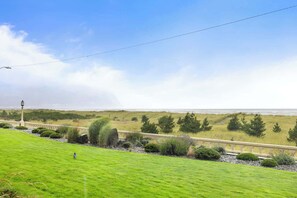 Property grounds - Sand & Sea (100) Retreat  - Stunning Beachfront on the Prom 2BR (Seaside)