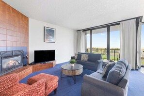 TV, fireplace, DVD player, offices - Sand & Sea (100) Retreat  - Stunning Beachfront on the Prom 2BR (Seaside)