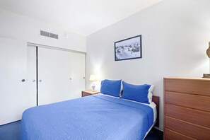 2 bedrooms, iron/ironing board, WiFi, bed sheets - Sand & Sea (100) Retreat  - Stunning Beachfront on the Prom 2BR (Seaside)