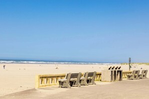 On the beach - Sand & Sea (100) Retreat  - Stunning Beachfront on the Prom 2BR (Seaside)