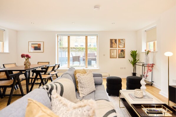 2 bedrooms - The Gwendolen Place - Contemporary 2bdr Flat w Terrace Balcony (London)