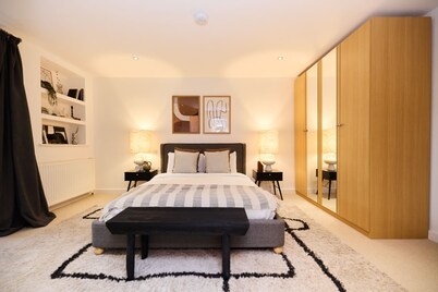 The Gwendolen Place - Contemporary 2bdr Flat w Terrace Balcony