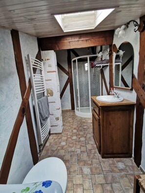 Shower, hair dryer, towels, soap - Les Colombages  (Mirepoix)
