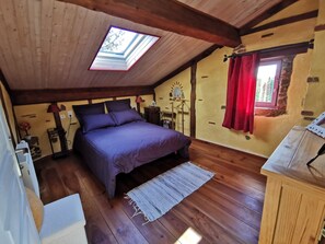 2 habitaciones, escritorio, tabla de planchar con plancha y wifi gratis 