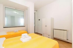 1 habitación, tabla de planchar con plancha, cuna de viaje y wifi 