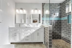 Douche, sèche-cheveux, serviettes fournies, savon