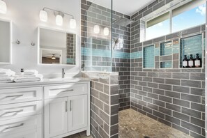 Douche, sèche-cheveux, serviettes fournies, savon