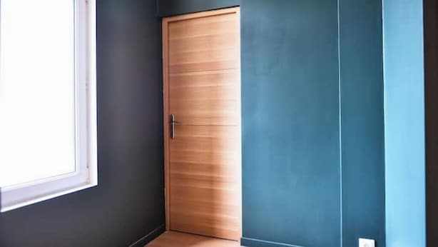 A room with a wooden door, a window, and dark walls. - 4-Charming stay in a renovated farmhouse (Saint-Quentin)