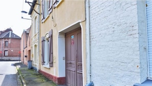 A row of buildings with a street in front. - 4-Charming stay in a renovated farmhouse (Saint-Quentin)