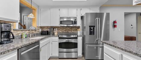 ثلاجة، ميكروويف، فرن، موقد طهي مسطح