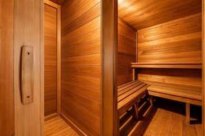 Een sauna met houten wanden en banken.