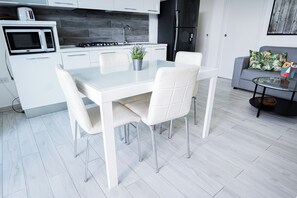 คลาสสิกอพาร์ทเมนท์, วิวเมือง | ครัวส่วนตัว | ไมโครเวฟ, เครื่องปั่น, เครื่องครัว/จาน/ช้อนส้อม, อุปกรณ์ทำความสะอาด