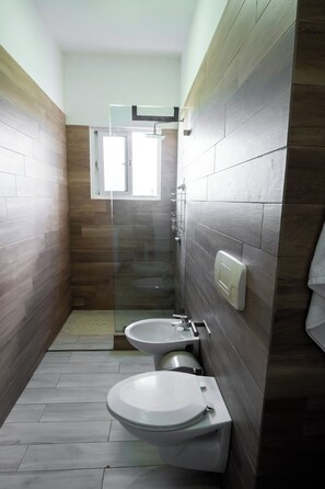 Classic Apartment, City View | Bathroom