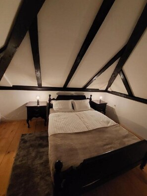 4 bedrooms, iron/ironing board, WiFi, bed sheets