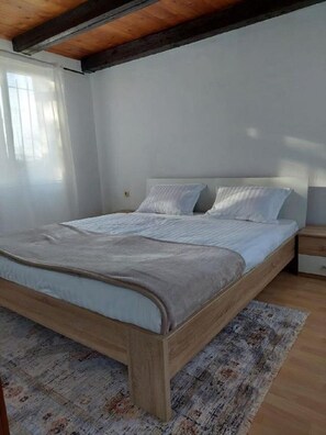 4 bedrooms, iron/ironing board, WiFi, bed sheets