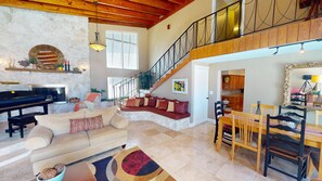 スマートテレビ、暖炉、テレビゲーム、DVD プレーヤー