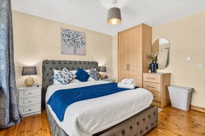 3 habitaciones, tabla de planchar con plancha y cuna de viaje 