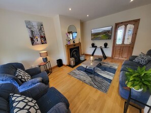 TV, books - Hawthorns Holiday Home - Modern & Family Friendly (Sligo)