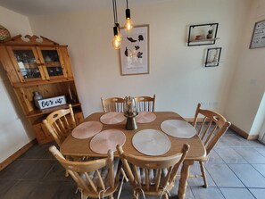 Dining - Hawthorns Holiday Home - Modern & Family Friendly (Sligo)